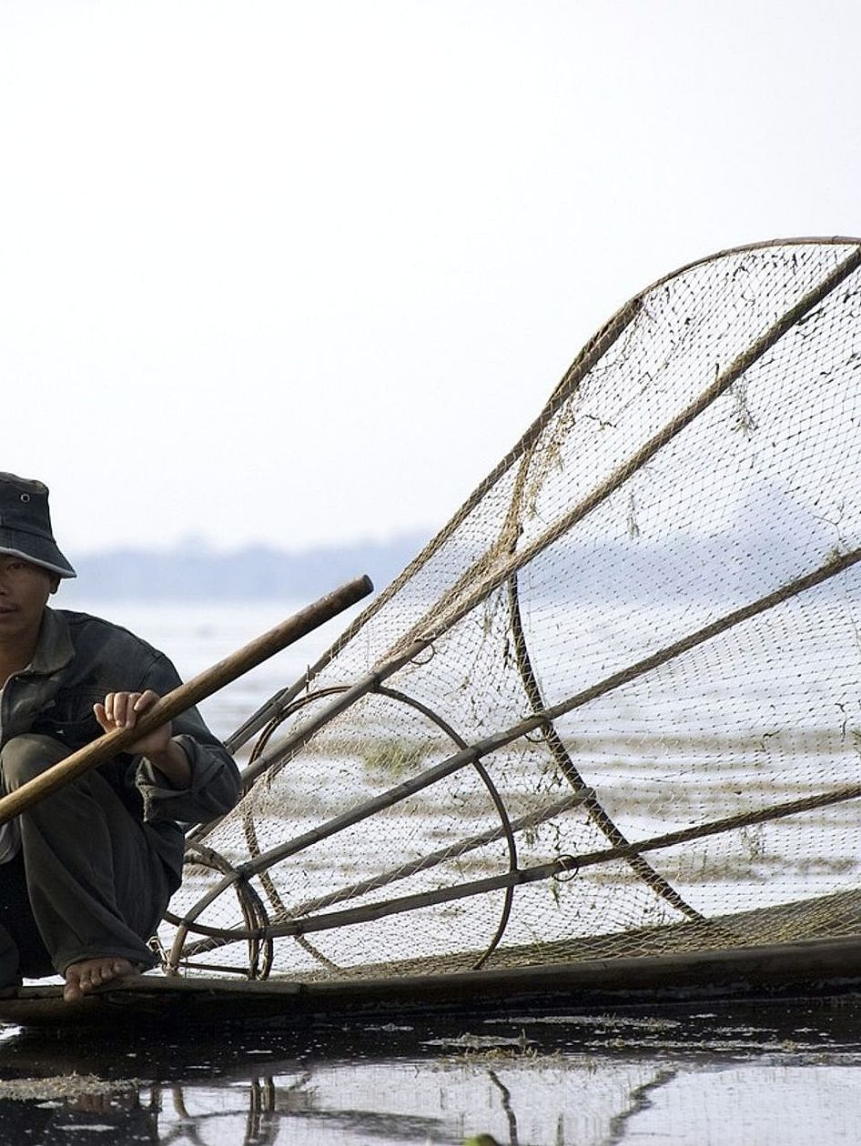 Pescador junto al agujero en el hielo, después de horas de espera