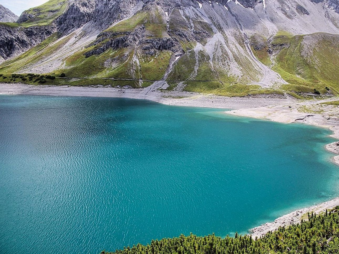 Sol rasante sobre la superficie helada del lago de montaña