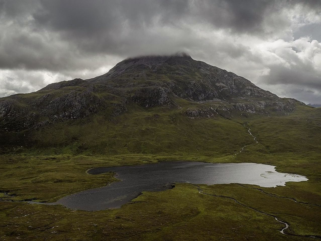 La orilla del lago de montaña vista al primer luz